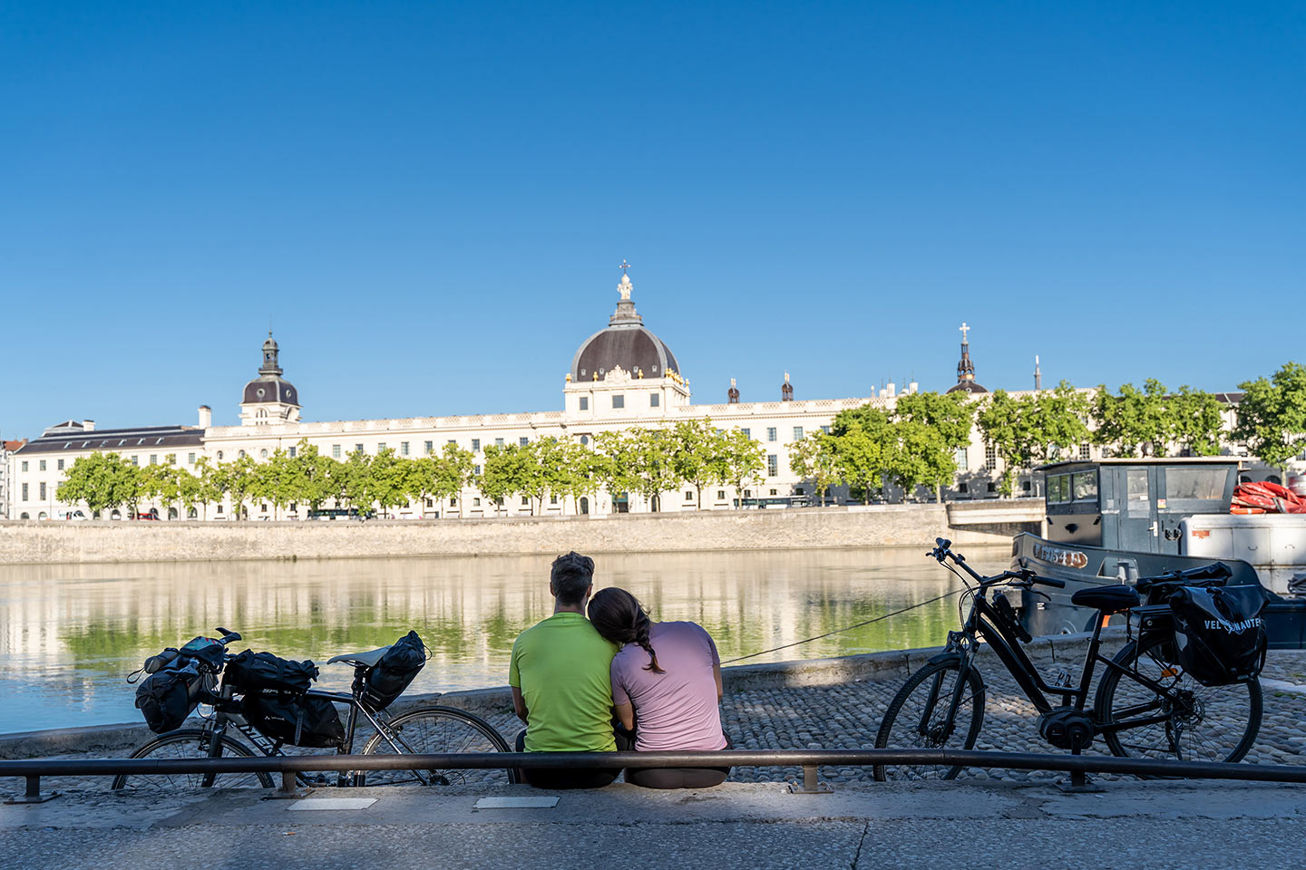 Sur la ViaRhôna, les Berges du Rhône face au Grand Hôtel-Dieu  © T. Prudhomme / Auvergne Rhône-Alpes Tourisme