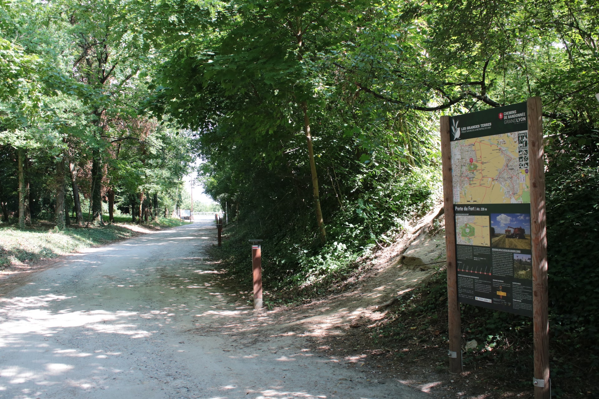 Sentier de randonnée au départ du fort de Feyzin © Claire Morel