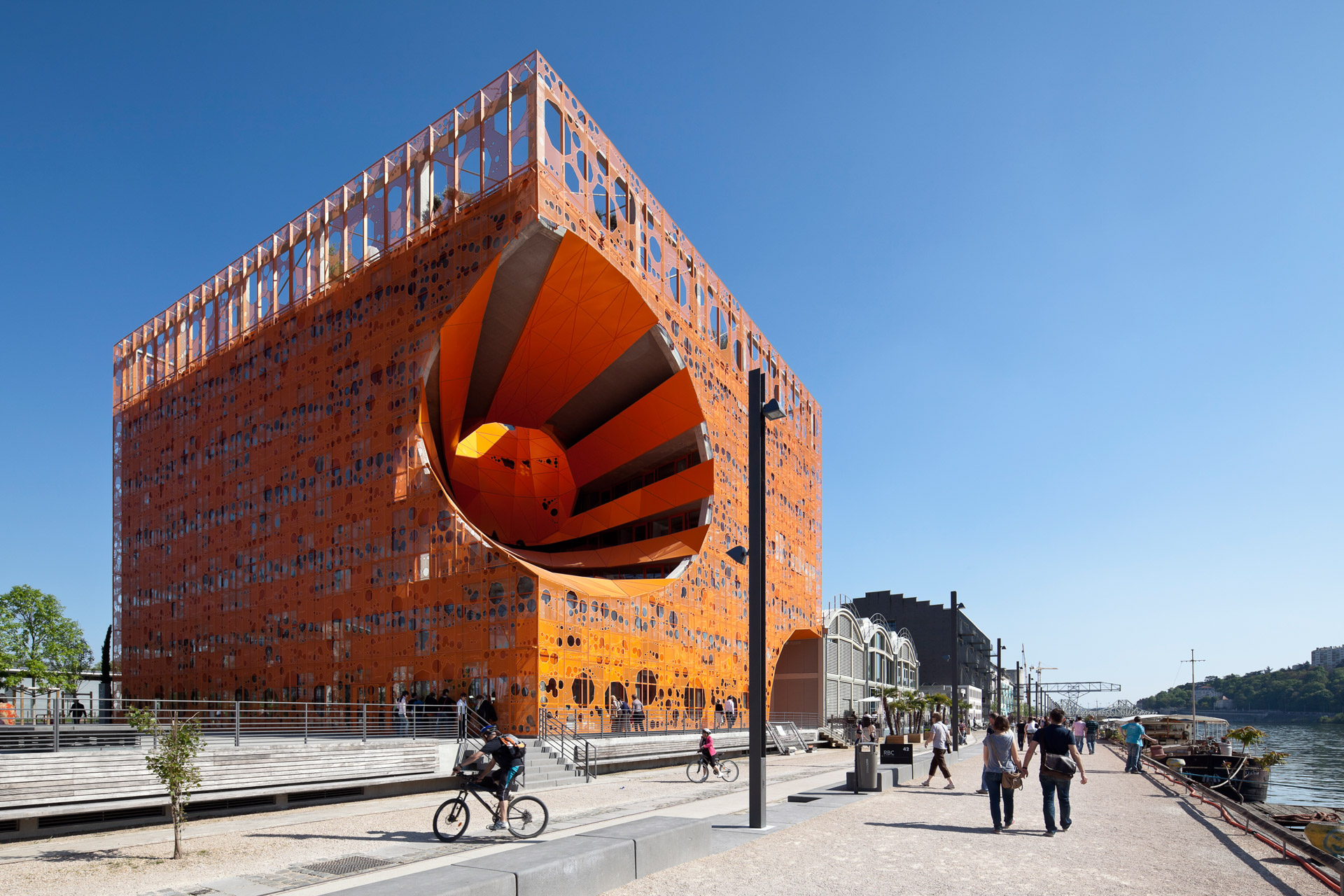 Le Cube Orange à la Confluence © www.b-rob.com/ Jacob+MacFarlane