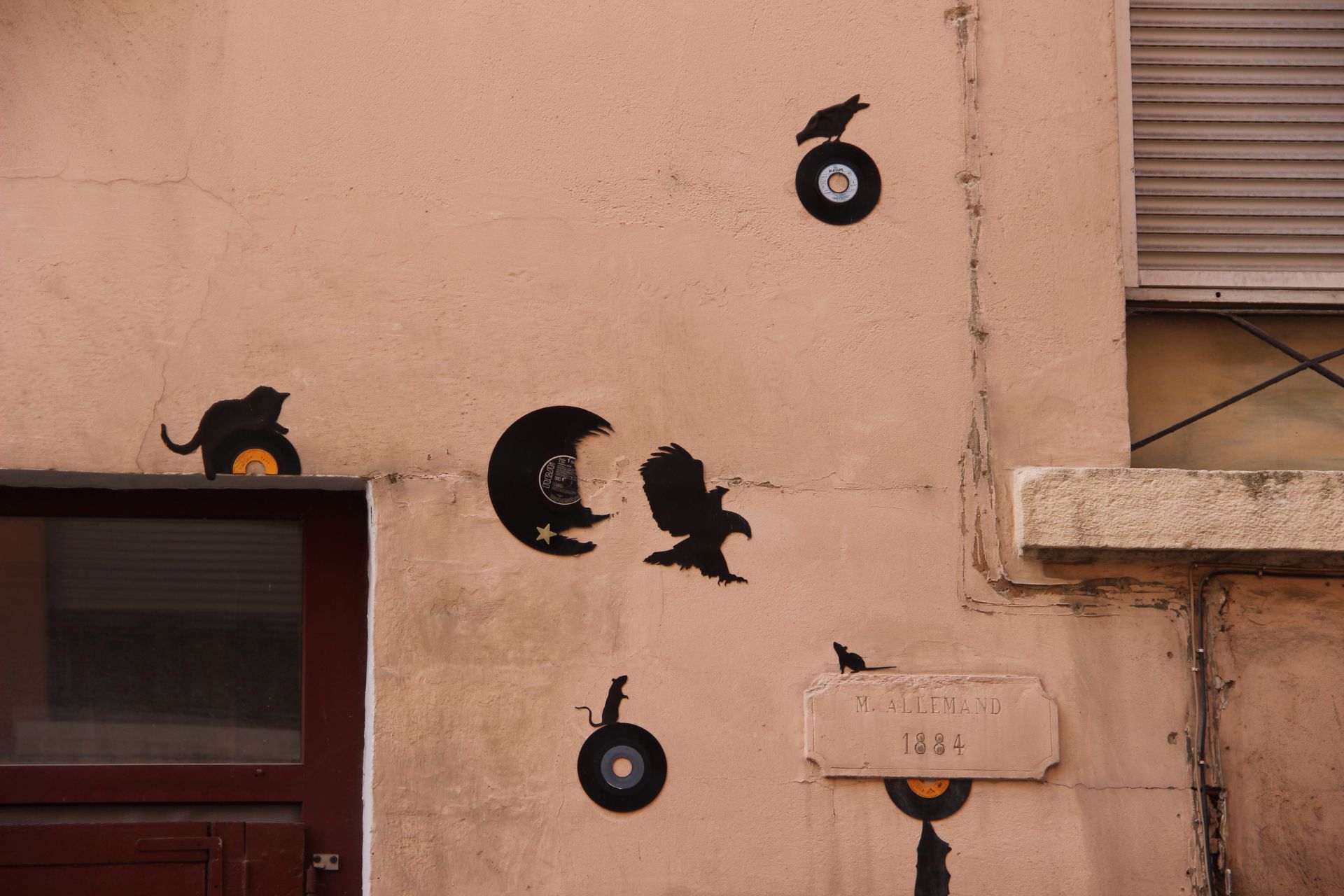 Collage de vinyles par le street artist Kesa - © LV