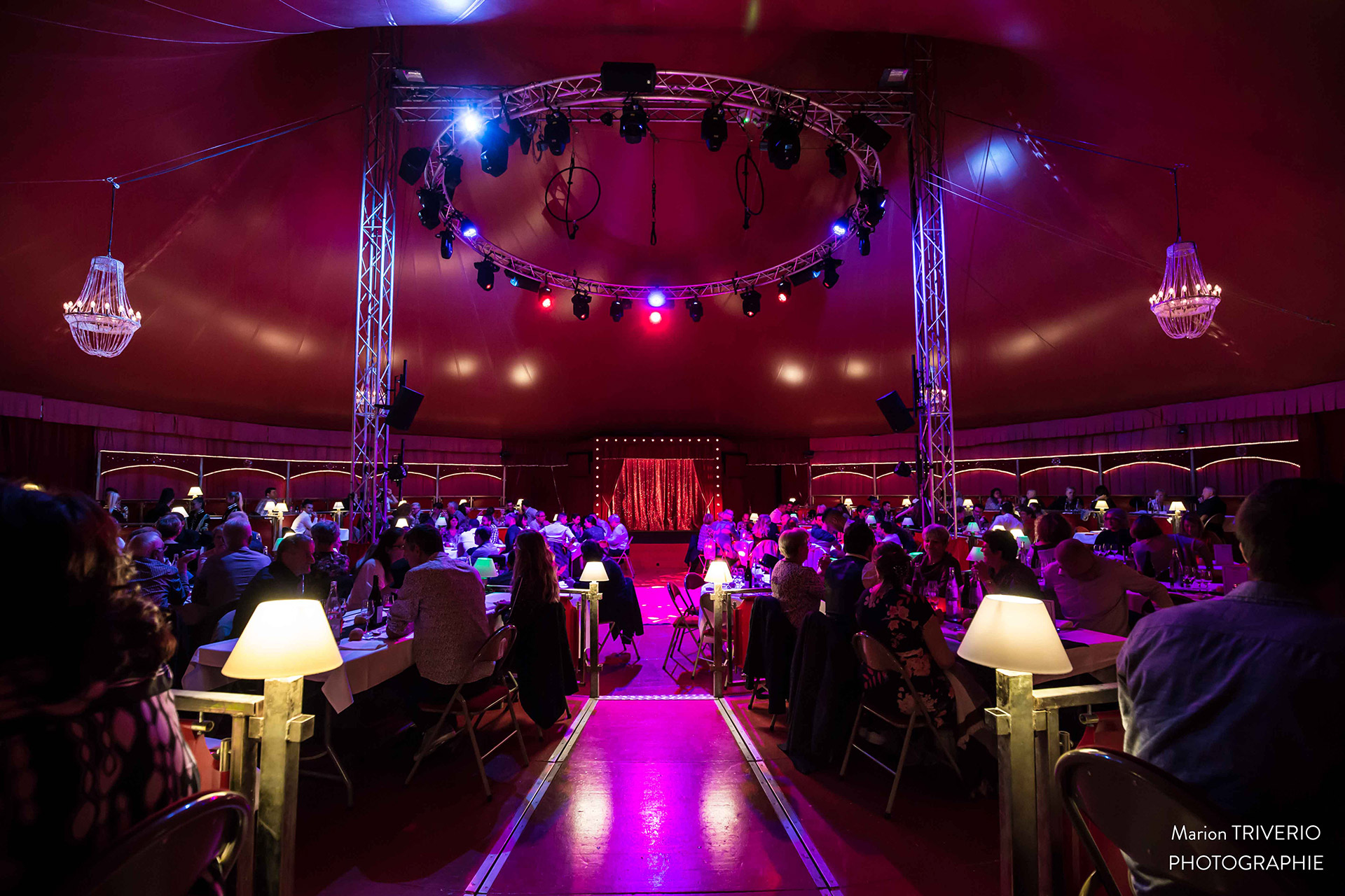 Dîner spectacle sous le chapiteau baroque du Cirque Imagine © Marion Triverio Photographie