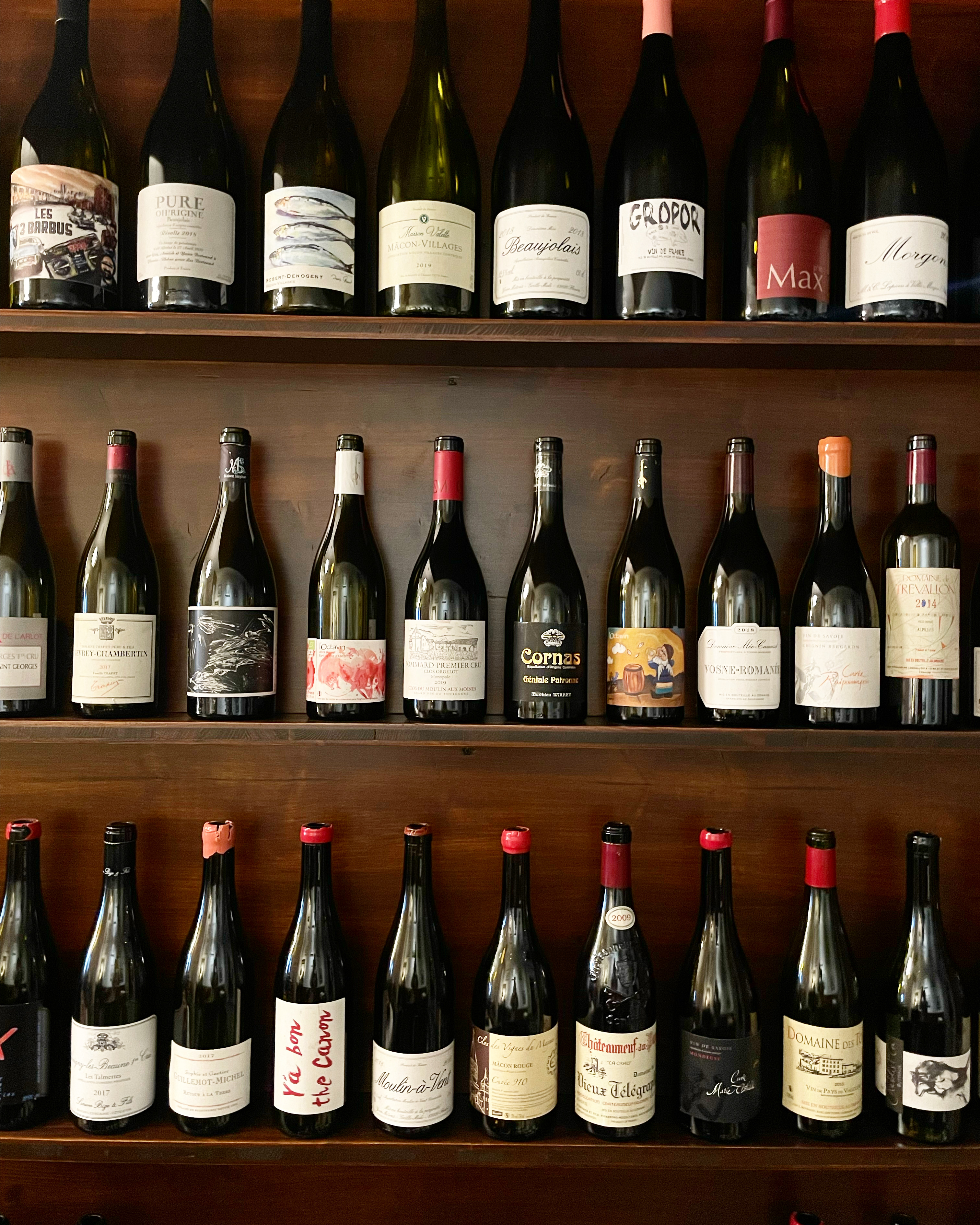 Mur de bouteilles chez Nosch &copy;No&eacute;mie Schmider