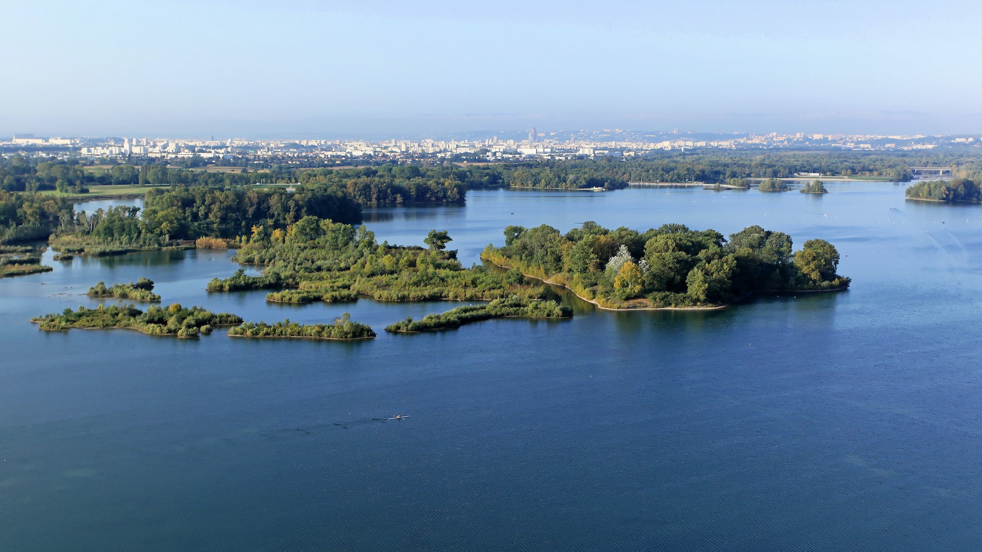 Grand Parc Miribel Jonage et lac vue du ciel © Hubert Canet - Balloide Photo