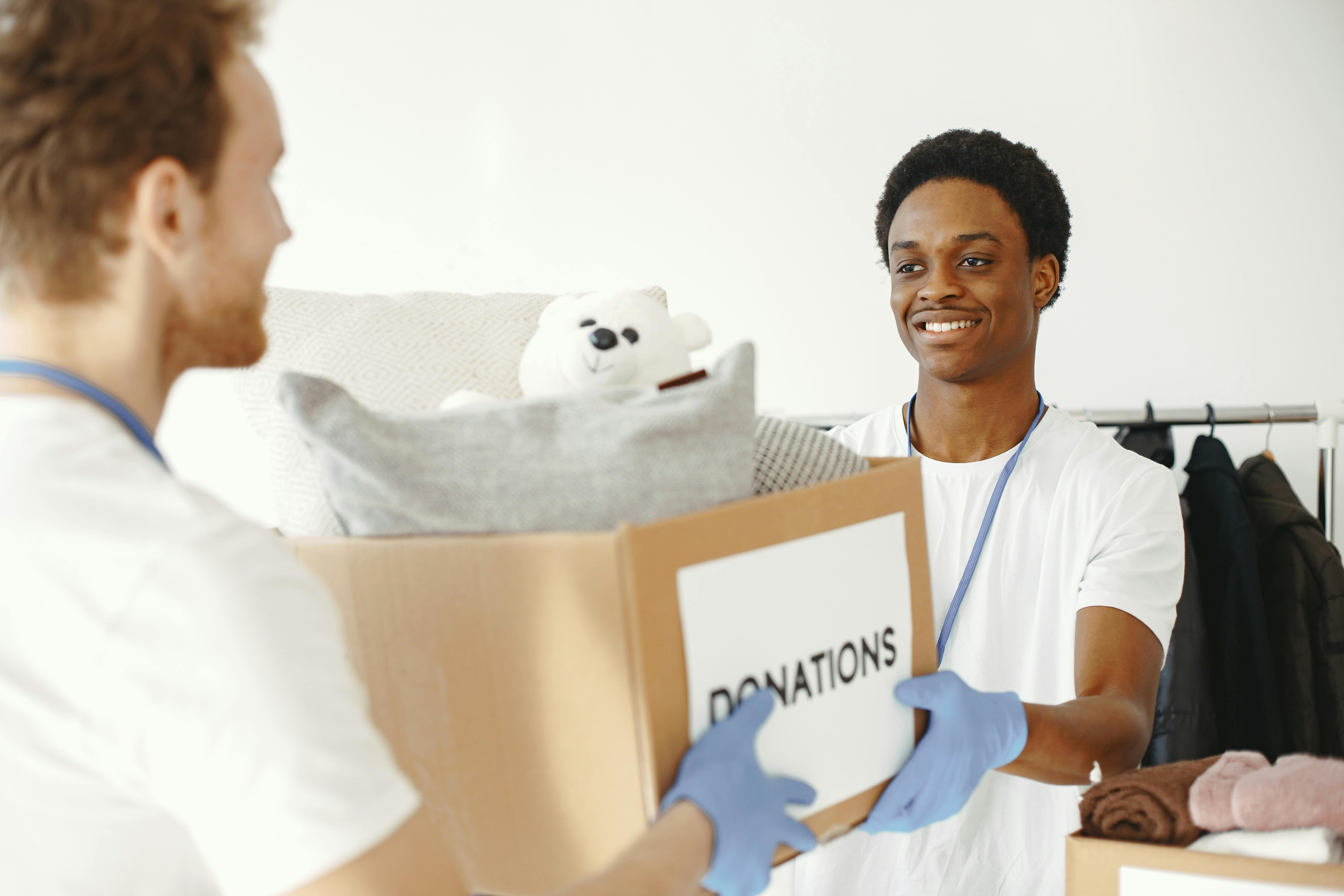 Image d'illustration de personnes pr&eacute;parant des dons. &copy;Gustavo Fring/Pexels