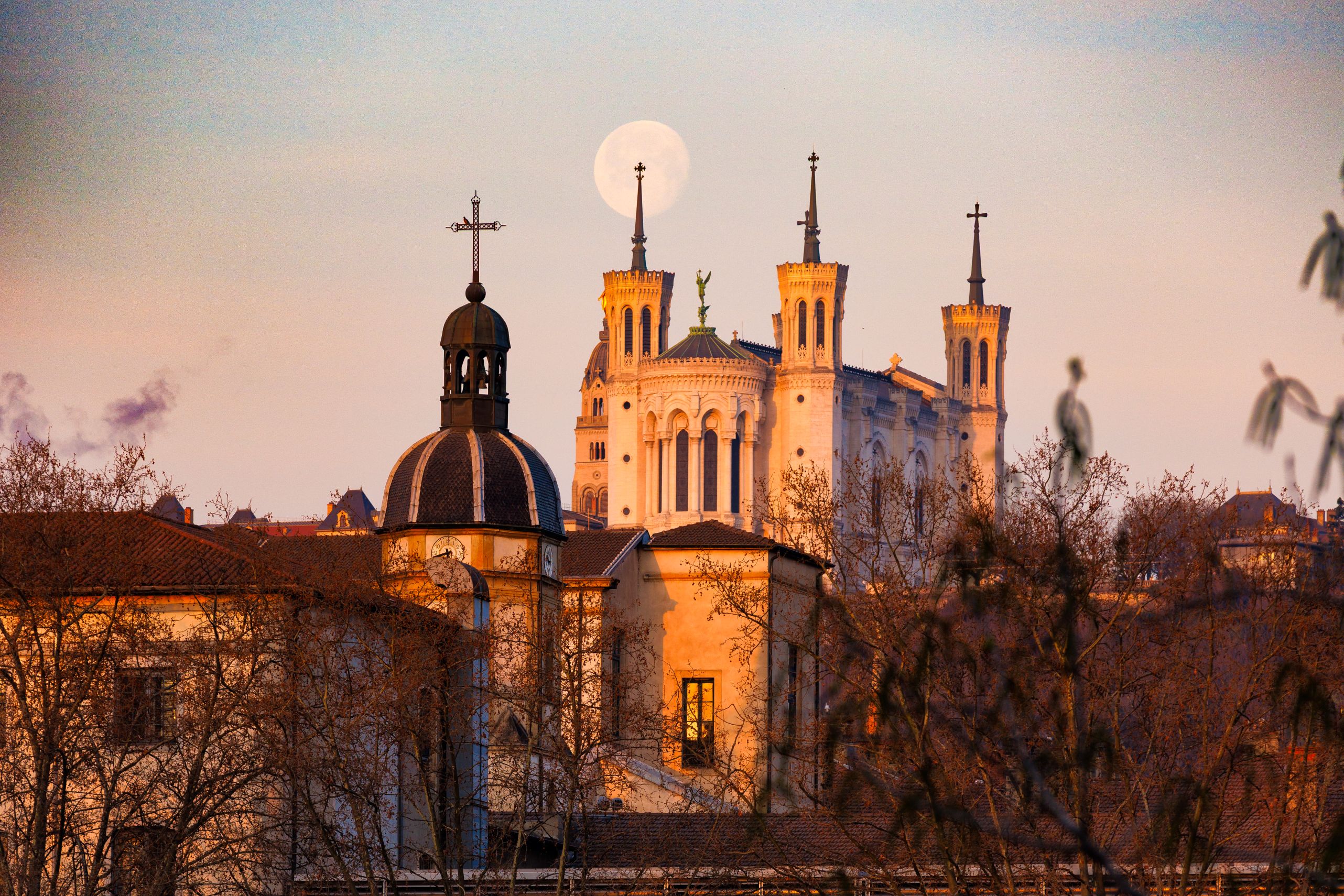 La basilique de Fourvi&egrave;re et le clocher de la chapelle de la Trinit&eacute; dans le Lyc&eacute;e Amp&egrave;re. &copy;Iulian Rotaru