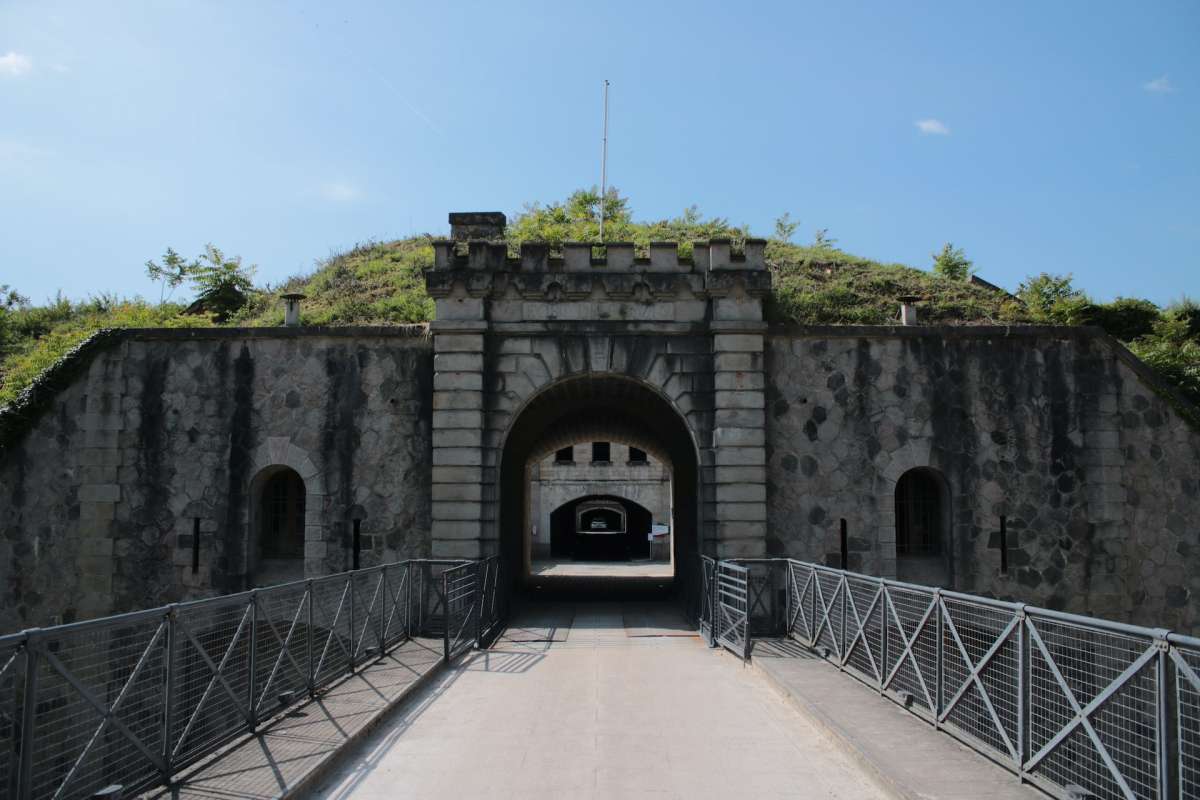 Entrée du fort de Feyzin © Claire Morel