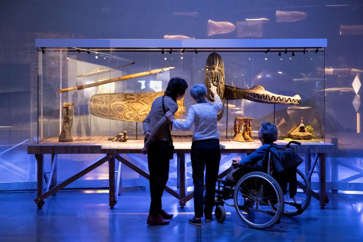 Vues de l'exposition Nous, les fleuves avec public. ©Musée des Confluences - Bertrand Stofleth