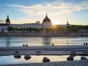 Les Berges du Rhône au crépuscule © Sander Van Der Werf / Shutterstock 1108145765