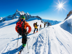 Groupe de skieurs au départ de la descente de la Vallée Blanche © Roberto Caucino/Shutterstock.com