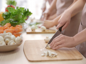 Cours de cuisine © AfricaStudio / Shutterstock 615897914