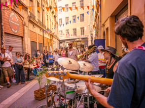 Un groupe de musiciens dans les pentes de la Croix-Rousse. ©Kaetitia