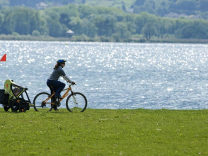 Balade familiale en vélo sur les nouveaux aménagements du lac du Bourget Savoie © RA Tourisme/C. Martelet