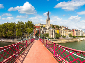 Le Vieux Lyon, Eglise Saint-Georges vue de la passerelle © S.F. / Shutterstock 728316733