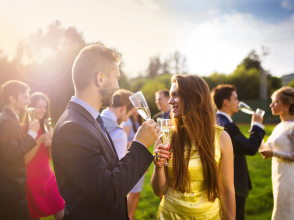 Réception de mariage dans un parc © Halfpoint/Shutterstock.com