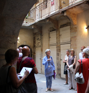 Visite dans une cour du Vieux-Lyon © LV / ONLYLYON Tourisme et Congrès