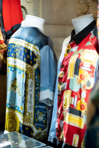 Des chemises en soie présentées sur des mannequins lors du festival Silk in Lyon - © Pierre-Aymeric Dillies