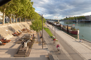 Berges du Rhône avec enfants et cyclistes