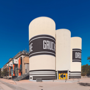 Vue de l’extérieur, avec les silos de la Sucrière - © Nicolas Robin