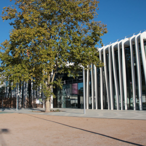 Médiathèque-maison de quartier l’Atelier-Léonard de Vinci à Vaulx-en-Velin © Claire Morel